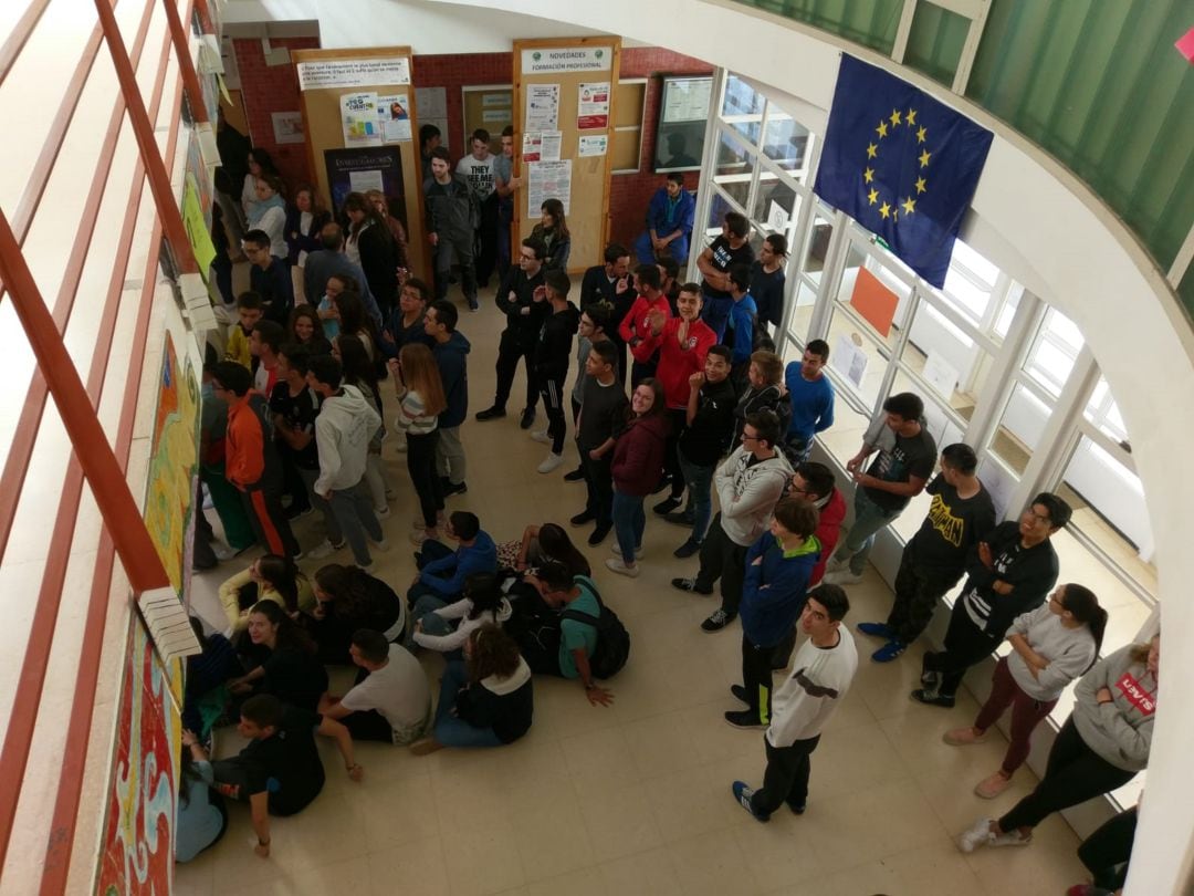 Los chicos y chicas del centro viendo en directo la gala donde se anunciaban los ganadores. 