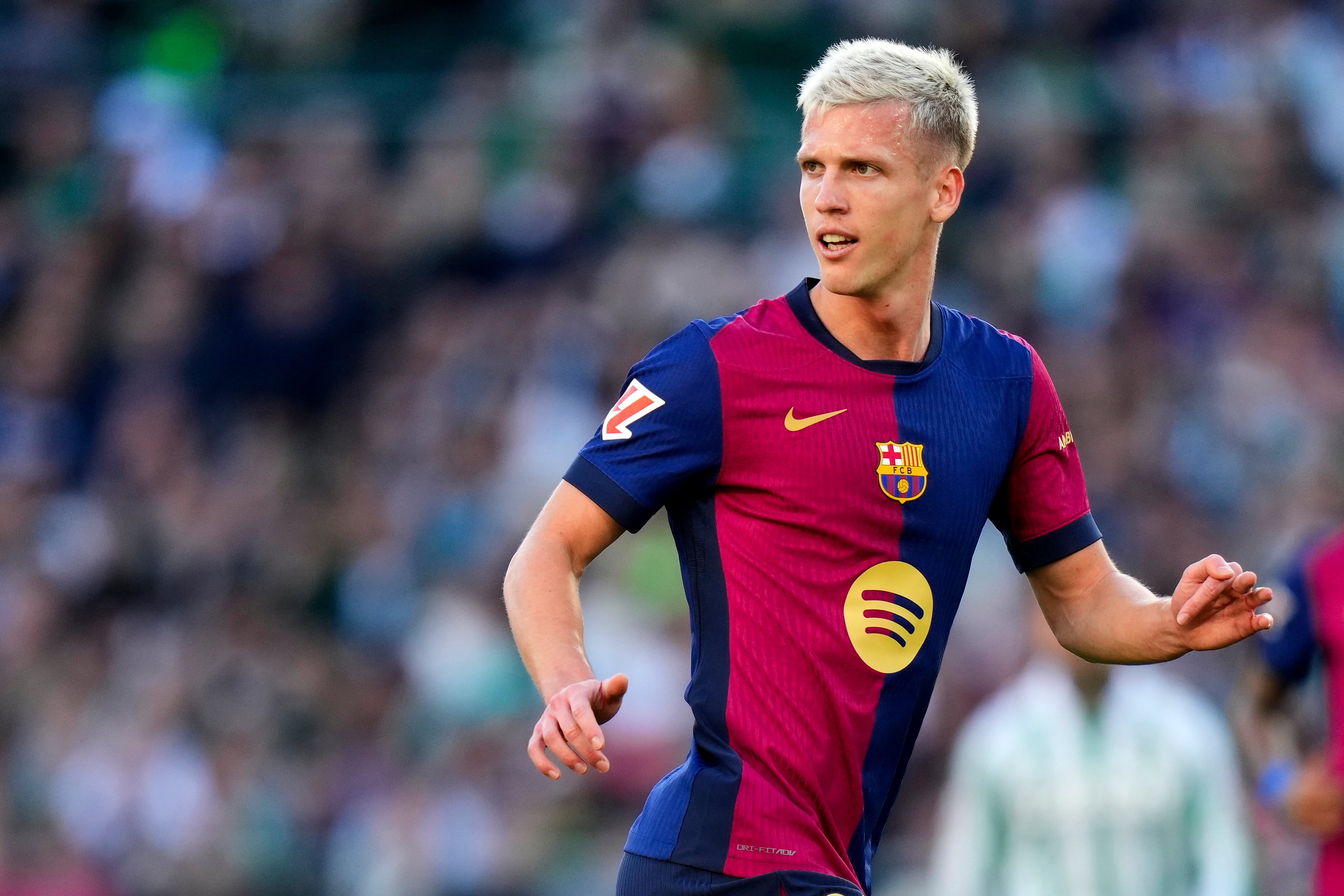 Dani Olmo juega un partido ante el Real Betis