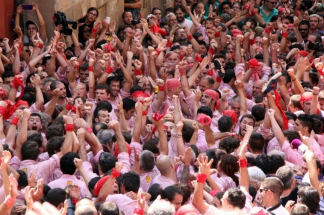 Els matalassers, eufòrics, després de descarregar el 2 de 9 amb folre i manilles a la plaça de les Cols, en la diada de Sant Magí de Tarragona