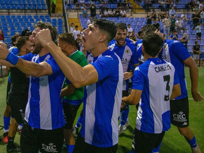 Los jugadores del Hércules celebran la victoria junto a los aficionados