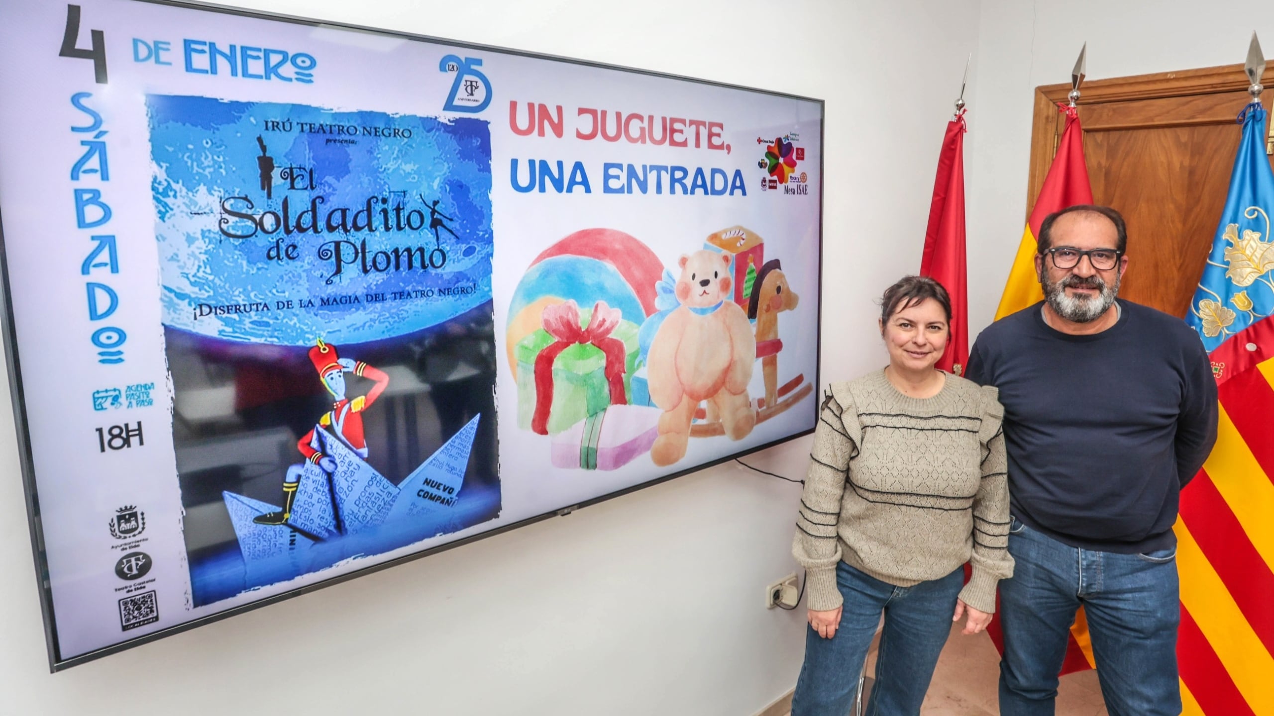 Rosa Vidal, concejala de Teatro de Elda y David Guardiola, edil de Servicios Sociales; presentan la iniciativa &quot;Un juguete, una entrada&quot;