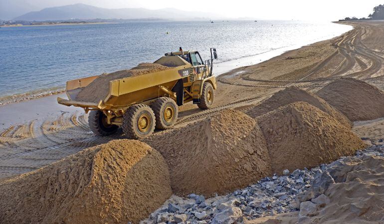 La Demarcación de Costas rellena, cada año tras los temporales, la arena de las playas de La Magdalena y Los Peligros.