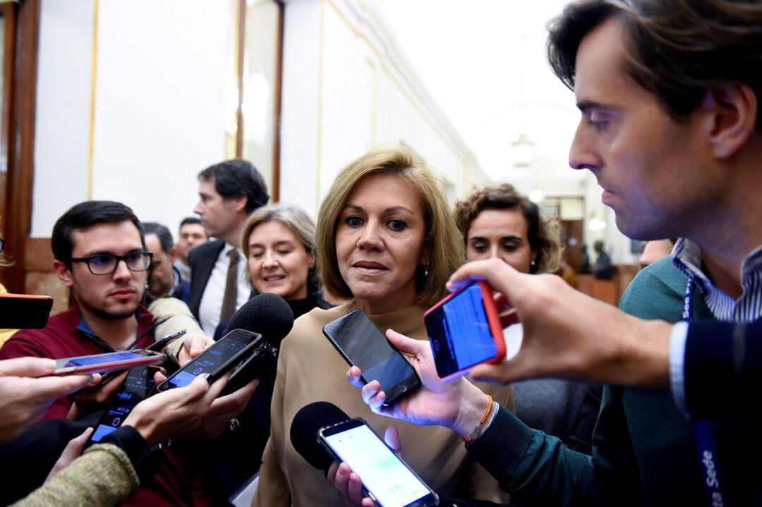 La ex secretaria general del PP María Dolores de Cospedal (c) es preguntada por los periodistas, esta tarde en los pasillos del Congreso