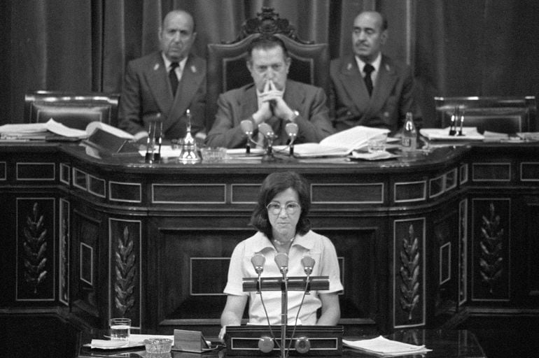 La diputada Carlota Bustelo, del grupo socialista, defiende  la necesidad de que los beneficiarios de la Seguridad Social tengan derecho a un servicio de planificación familiar y obtención de anticonceptivos en junio de 1978.