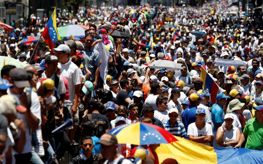 Imagen de la manifestación convocada por Guaidó, quien se proclamó presidente interino del país en enero pasado, y que llamó a sus simpatizantes a concentrarse en 358 puntos del territorio venezolano como parte del &quot;inicio&quot; de la llamada Operación Libertad 