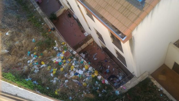 Basura acumulada en los patios de las viviendas okupadas