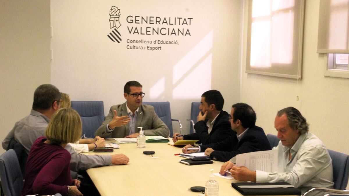 Los representantes del Ayuntamiento de Alcoy y del IES Andreu Sempere reunidos con Víctor García, director general de Infraestructuras Educativas, en la Conselleria de Educación.