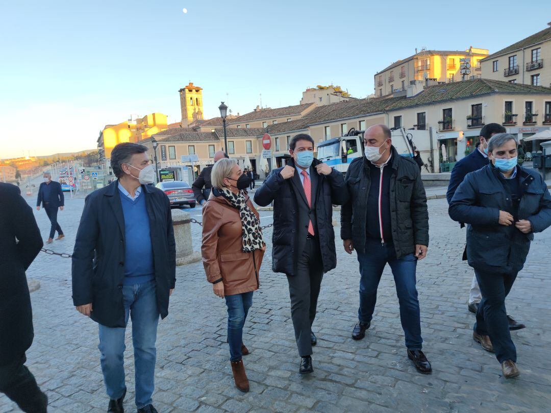 Alfonso Fernández Mañueco acompañado por miembros del PP de Segovia