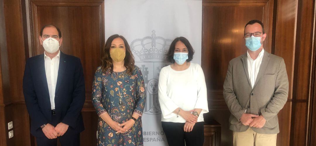 El director del Centro Penitenciario de Jaén, Juan Mesa; la subdelegada del Gobierno en Jaén, Catalina Madueño:  la directora del Centro Asociado de la UNED de la provincia de Jaén, María Luisa Grande; y el director de la actividad, Mario Pena.