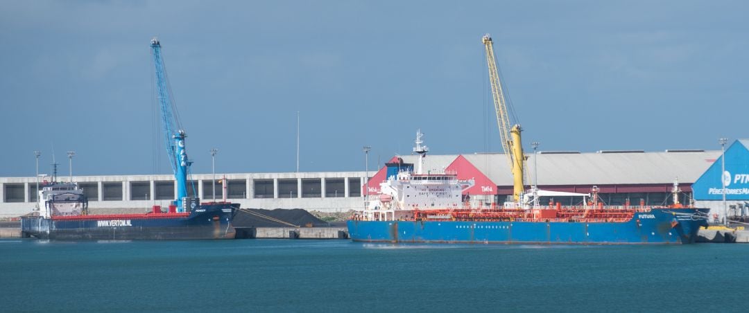 El &#039;Futura&#039;, en Punta Langosteira