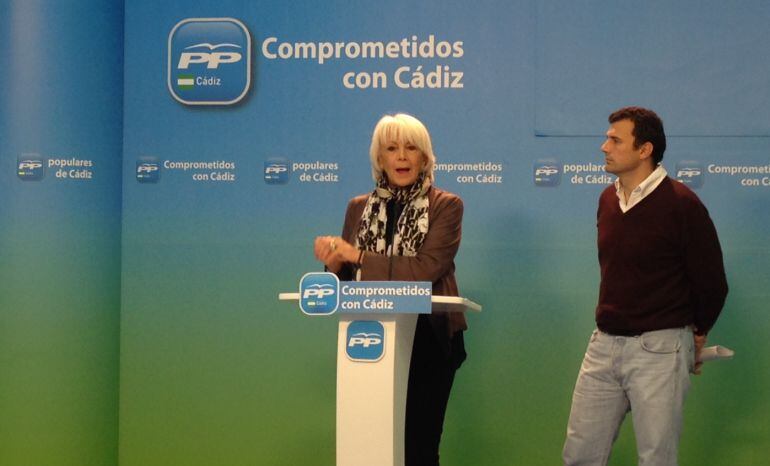 La candidata del PP al Congreso por C&aacute;diz, Te&oacute;fila Mart&iacute;nez, junto al n&uacute;mero cinco, Bruno Garc&iacute;a. 