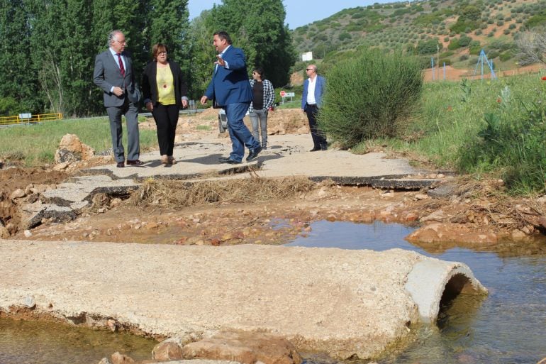 La delegada de la Junta y el director provincial de Hacienda y Administraciones Públicas han conocido los daños mostrados por el alcalde, Pedro Antonio Palomo