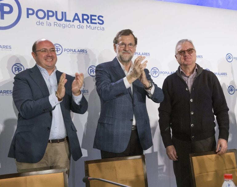  El jefe del Ejecutivo en funciones y líder del PP, Mariano Rajoy (c), acompañado por el presidente del partido en la region de Murcia, Ramón Luis Valcárcel (d), y el presidente de la Comunidad, Pedro Antonio Sánchez (2i), durante la junta directiva regio