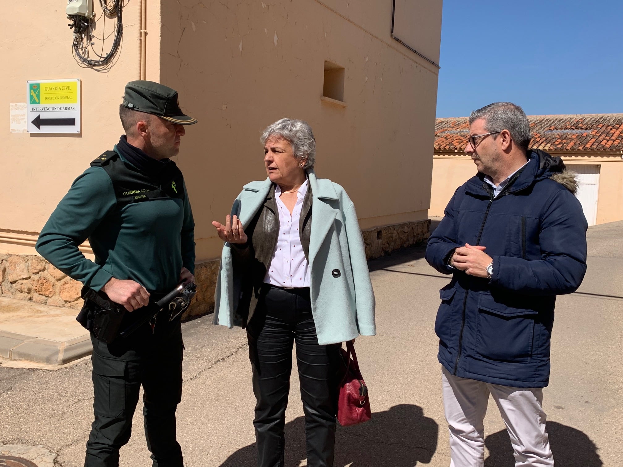 La subdelegada del Gobierno, MªLuz Fernández y el alcalde de Motilla del Palancar, Pedro J. Tendero visitando el cuartel de la Guardia Civil de la localidad.