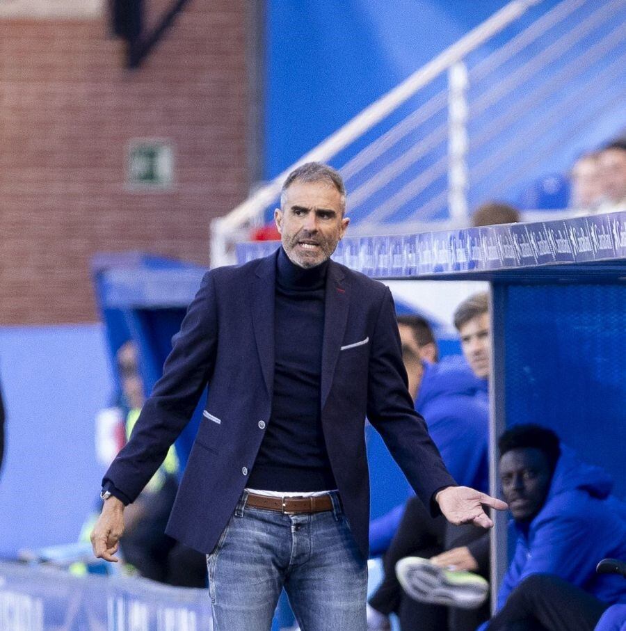 Garitano desesperado en la banda durante el partido en Mendizorroza.