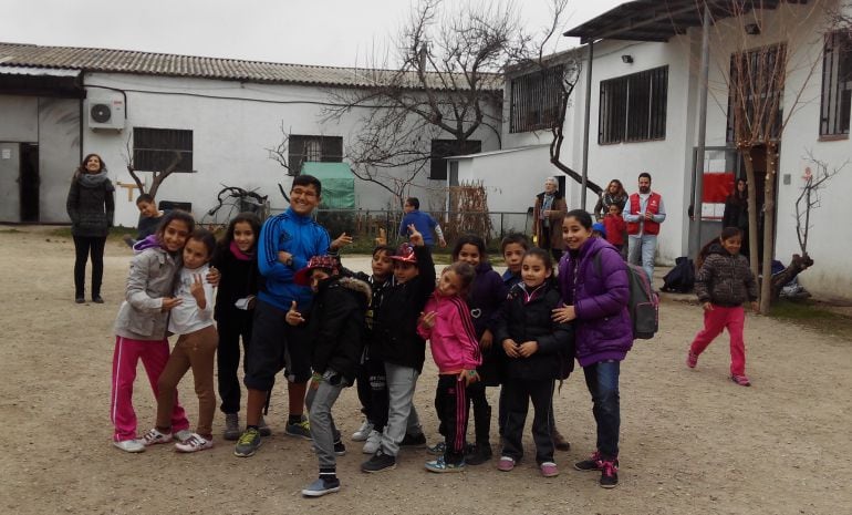 Varios de los niños del programa sonríen frente a &#039;la fábrica&#039;