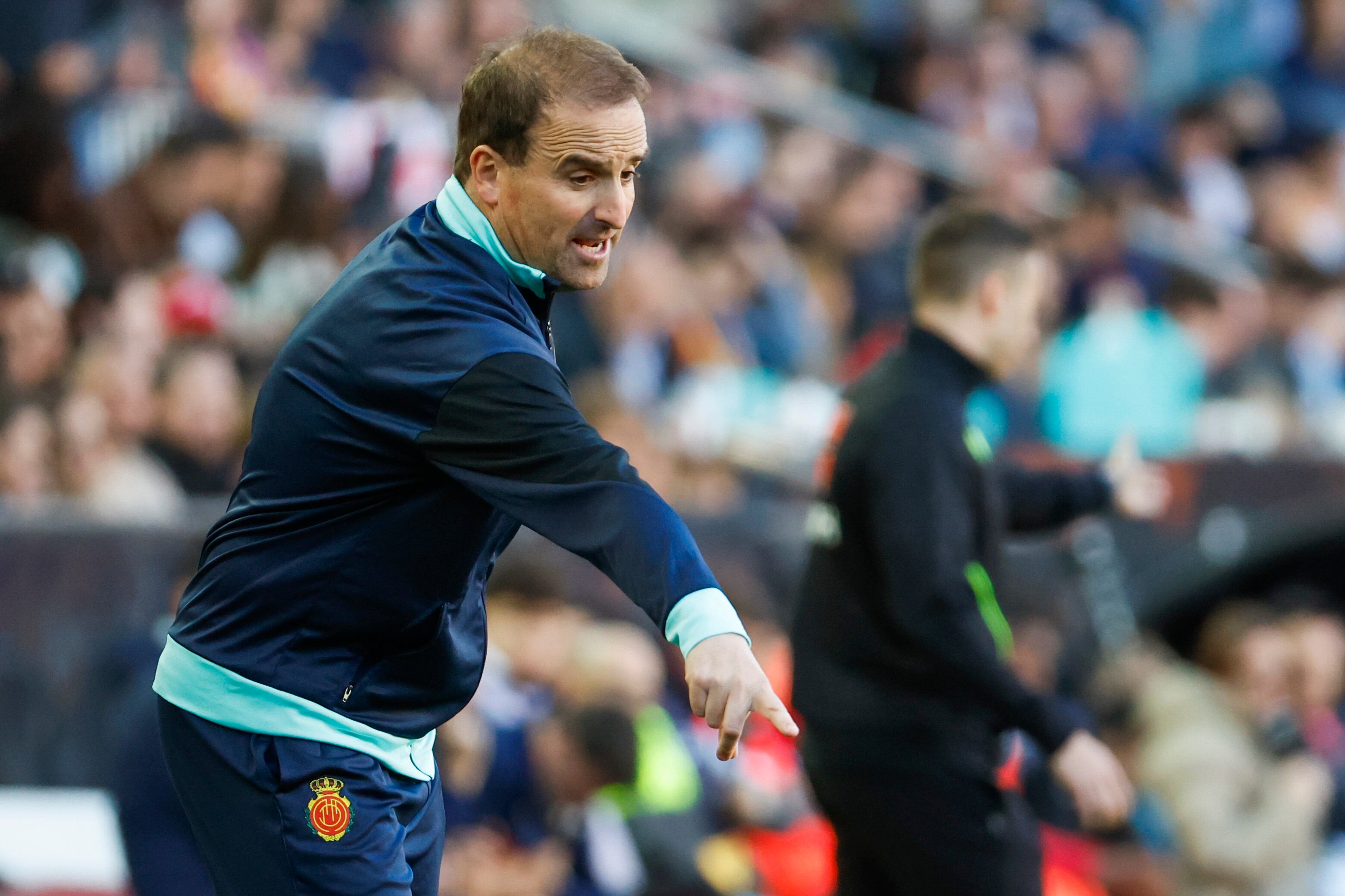 VALENCIA, 30/03/2025.- El entrenador del Mallorca Jagoba Arrasate, durante el partido de la jornada 29 de LaLiga entre Valencia CF y RCD Mallorca, este domingo en el estadio de Mestalla. EFE/ Ana Escobar
