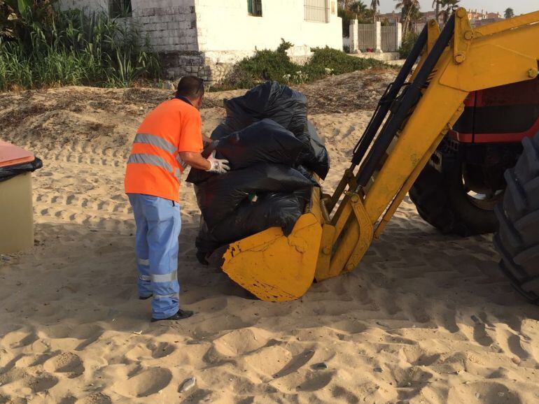 Uno de los trabajadores de URBASER, en la playas algecireñas.