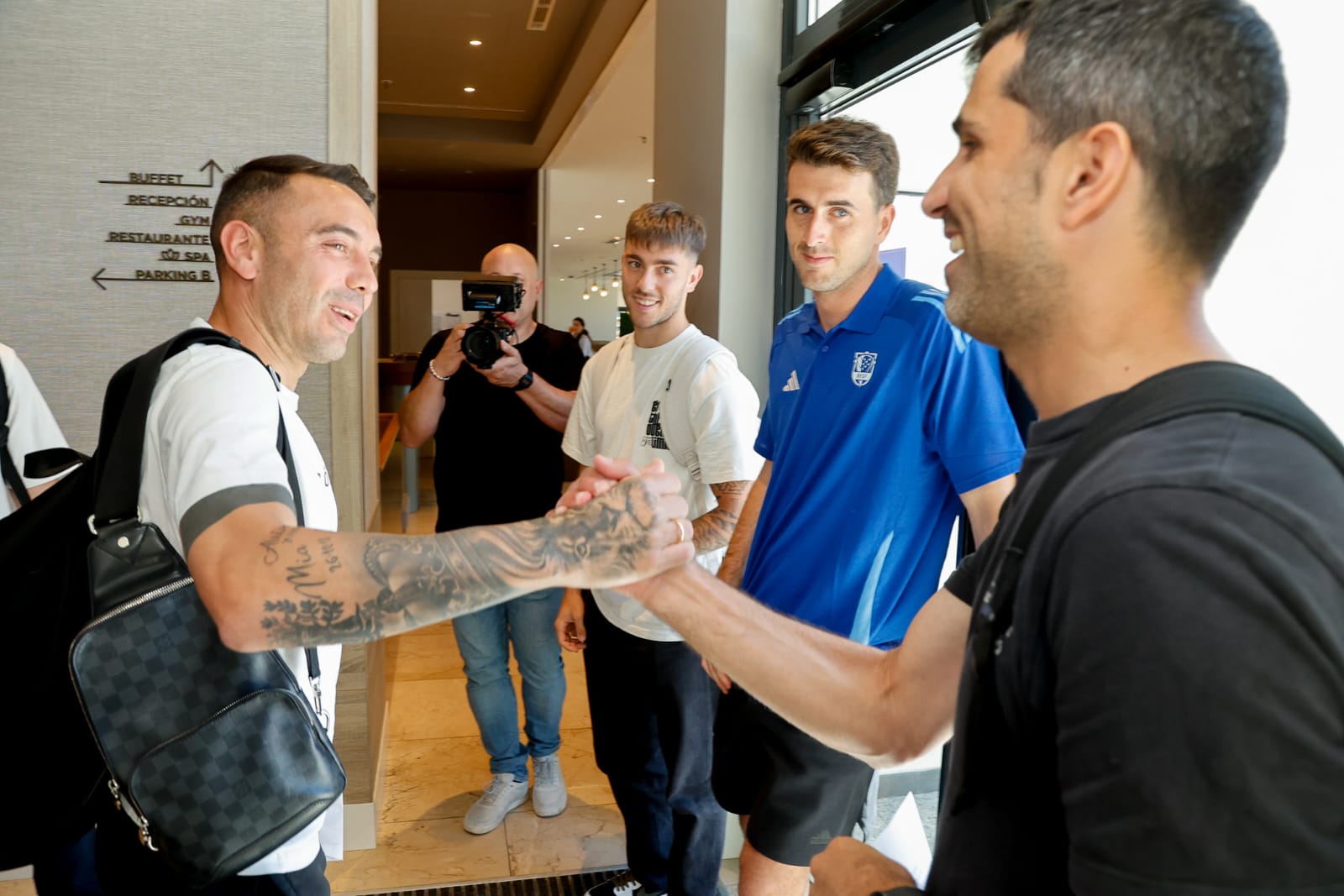 Álex López saluda a Iago Aspas a su llegada a la concentración de la selección gallega (foto: Real Federación Galega de Fútbol)