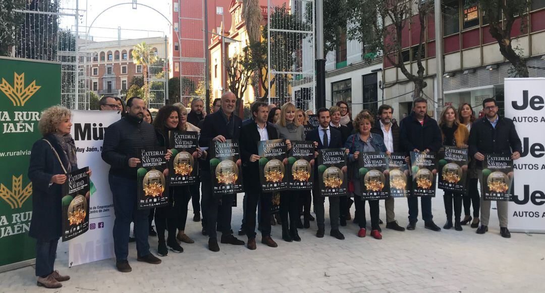 Empresarios del colectivo Müy y responsables políticos con el cartel de la actividad en la calle Roldán y Marín