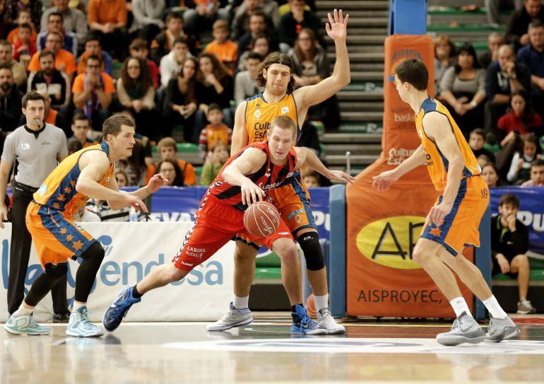 GRA071 VALENCIA (COMUNIDAD VALENCIANA) 07/12/2014 Colton Iverson, del Laboral Kutxa, intenta controlar el balón ante Nedovic (i), Loncar (c) y Lucic (d) del Valencia Basket, durantre el partido correspondiente a la liga Endesa de baloncesto jugado en el pabellón de la Fuente de San Luis de Valencia. EFE/ Juan Carlos Cárdenas