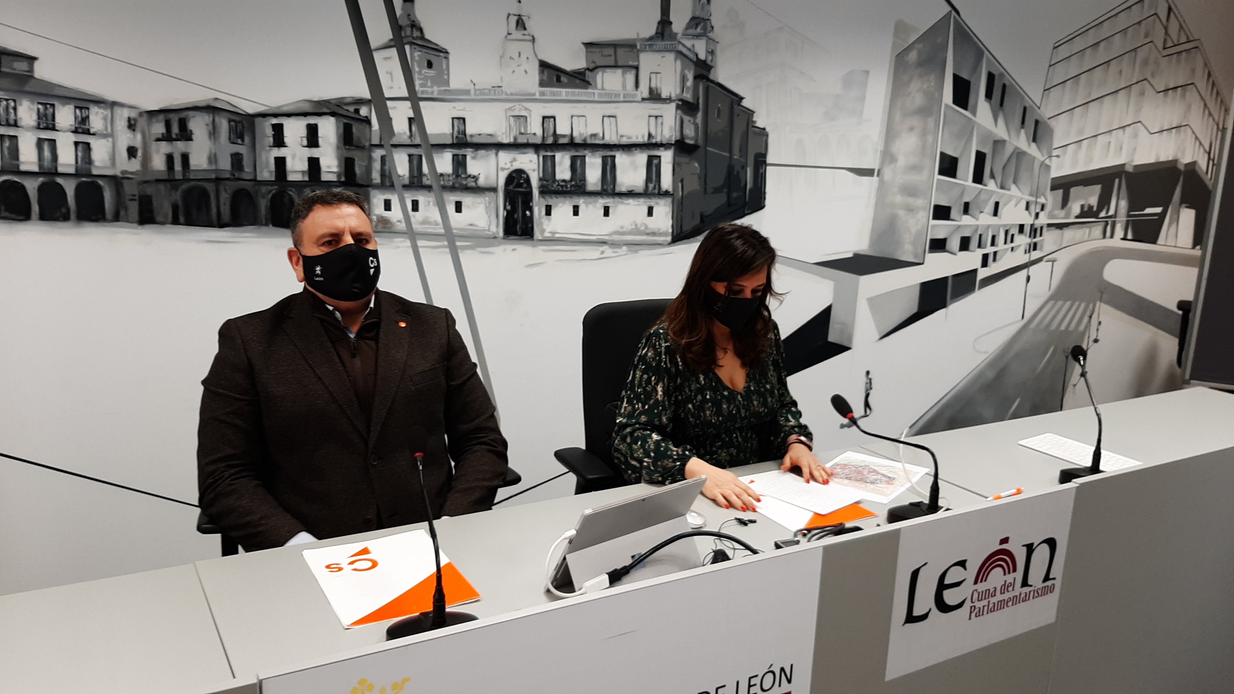 Antonio Pérez y Gemma Villarroel presentan su propuesta en el Ayuntamiento de León