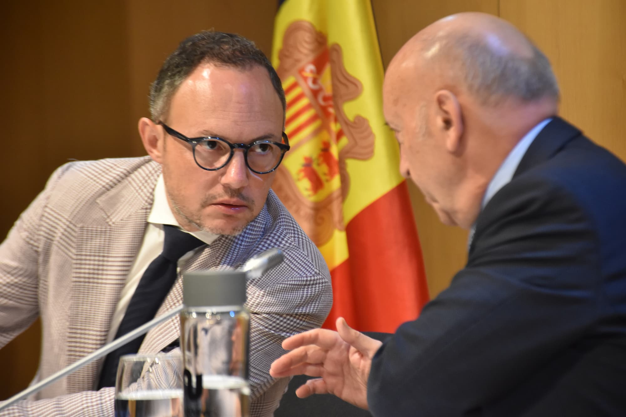 El cap de Govern, Xavier Espot, conversa amb el president de la Cambra de Comerç, Josep Maria Mas durant la presentació de l'informe econòmic.