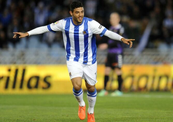 Carlos Vela, que volvió a ser decisivo, celebra un gol en Anoeta esta temporada.