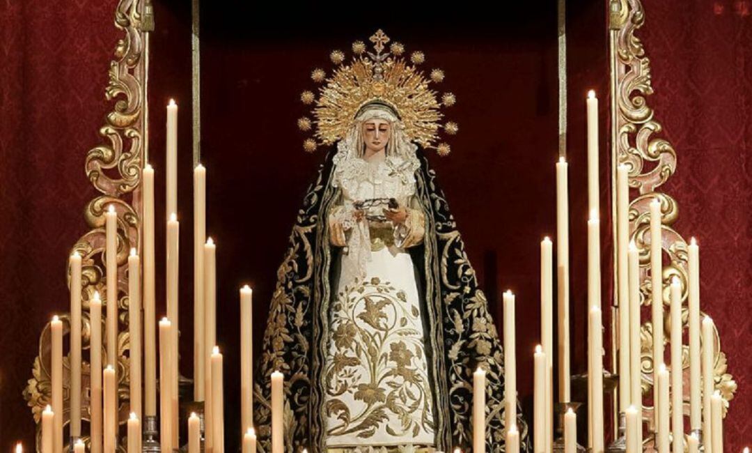 La Virgen de La Soledad de San Lorenzo en uno de sus altares de culto