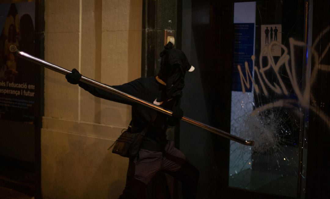 Un joven violento trata de asaltar la oficina de un banco tras la manifestación contra el encarcelamiento del rapero y poeta Pablo Hasel, en Barcelona.