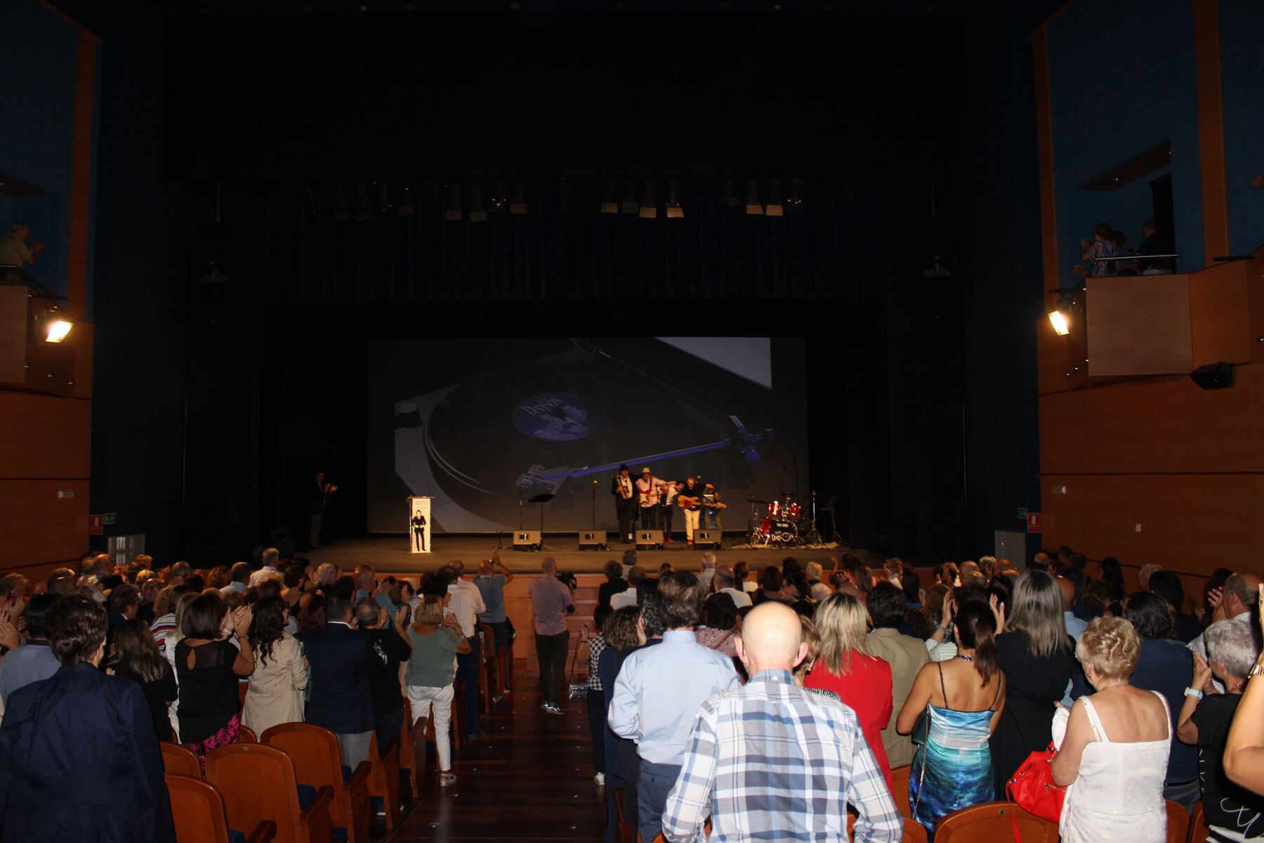 Momento final del acto con el público puesto en pie aplaudiendo a Los Dayson
