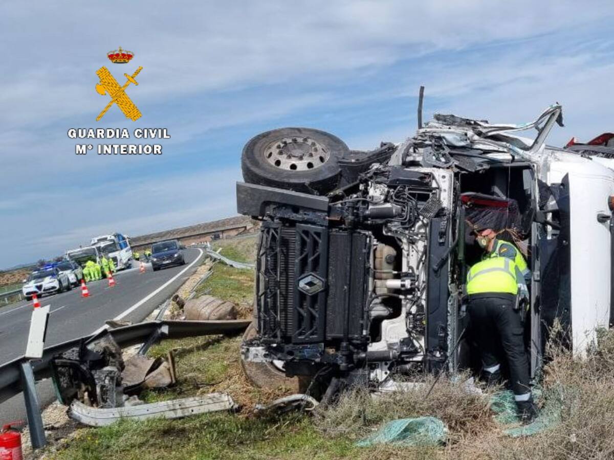 El choque entre dos camiones obliga a cortar un carril de la AP-2 a la altura de Fraga