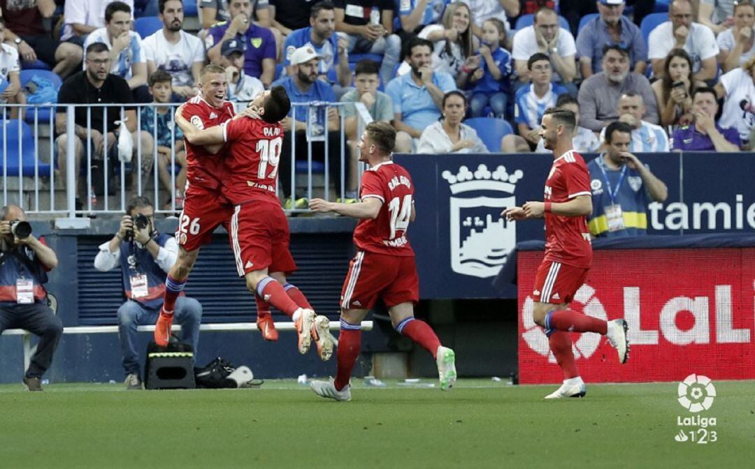 Los futbolistas del Real Zaragoza celebran el gol de Pep Biel en La Rosaleda de Málaga