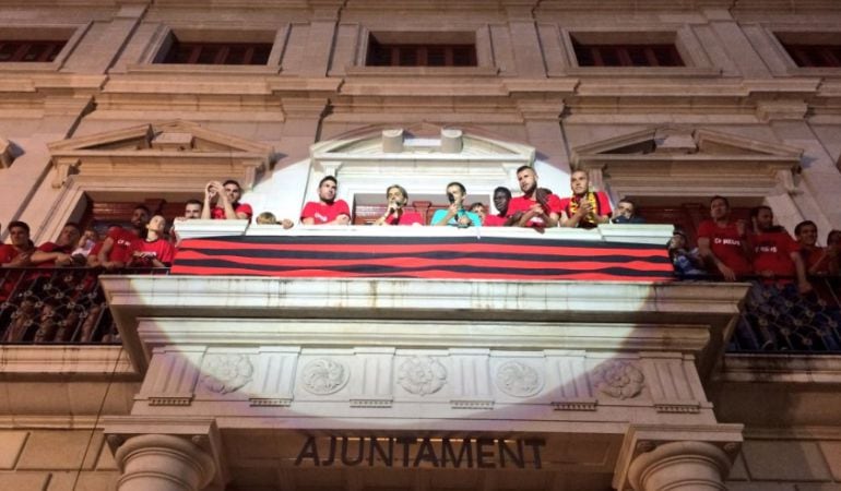 La plantilla del CF Reus Deportiu al balcó de l'Ajuntament.