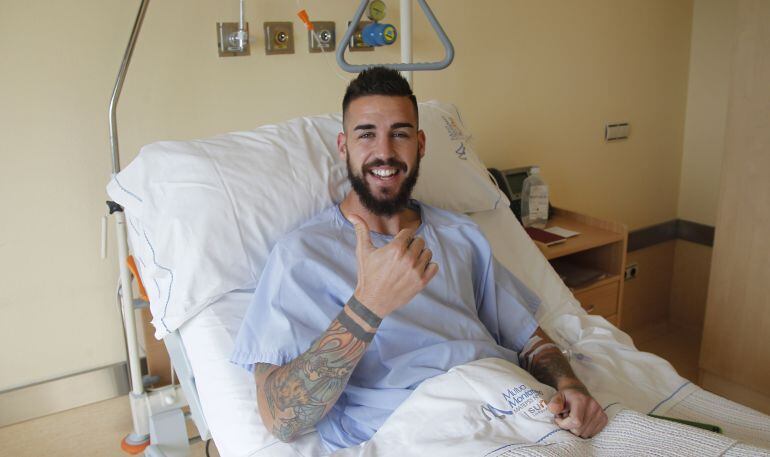 El capitán del Racing, optimista en su habitación de la Mutua Montañesa, tras ser intervenido en su rodilla derecha