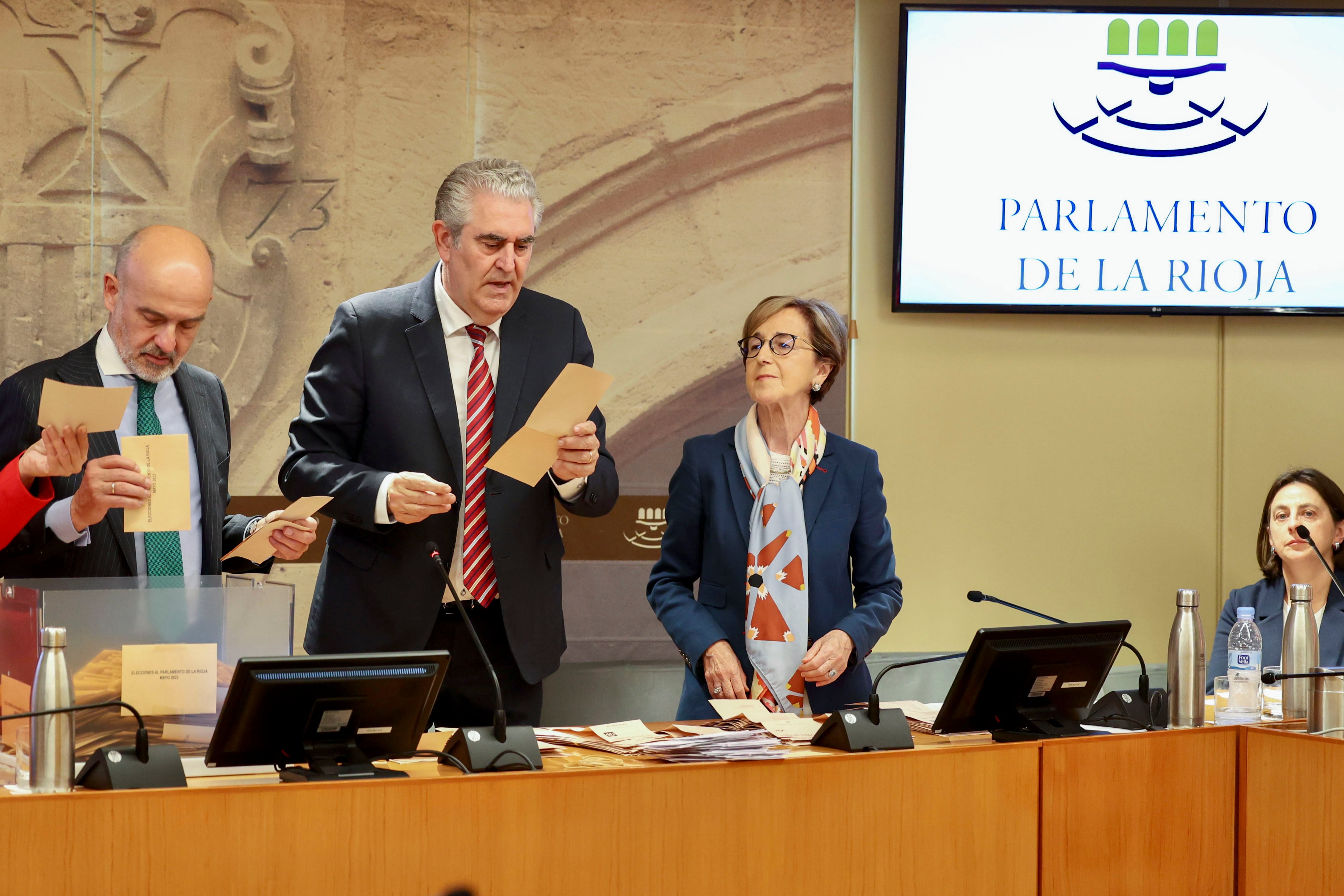 GRAF1844. LOGROÑO, 02/06/2023.- El presidente del Tribunal Superior de Justicia de La Rioja, Javier Marca Matute (2i), y la Junta Electoral de la Comunidad Autónoma de La Rioja durante el recuento de los 1.408 votos emitidos por parte de los inscritos en el Censo Electoral de Residentes Ausentes a las elecciones autonómicas del pasado 28 de mayo, de los que 983 se han considerado válidos y 425, no válidos, este viernes en el Parlamento de La Rioja. EFE/Raquel Manzanares