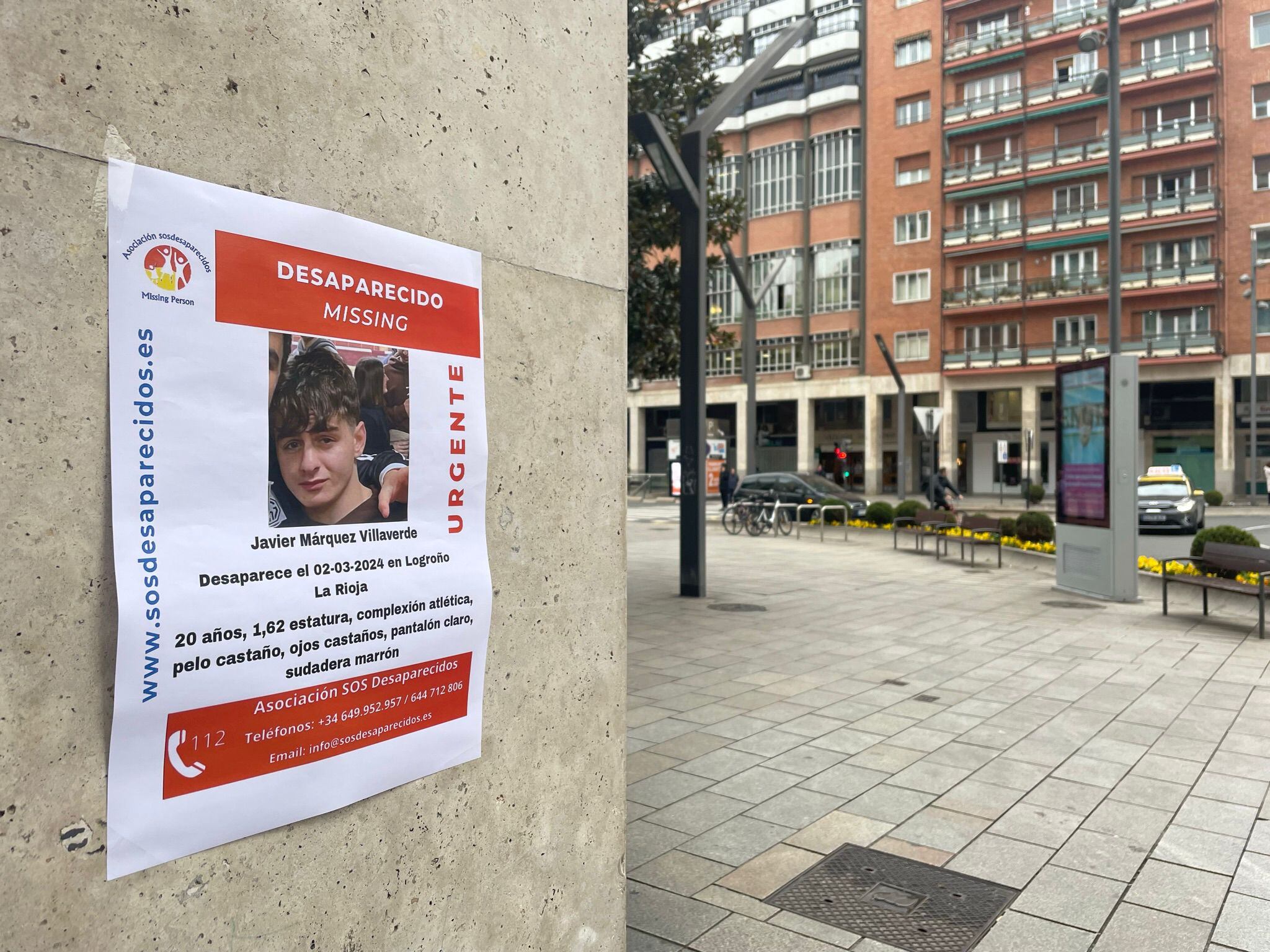 Cartel con la imagen del joven Javier Márquez, desaparecido en Logroño