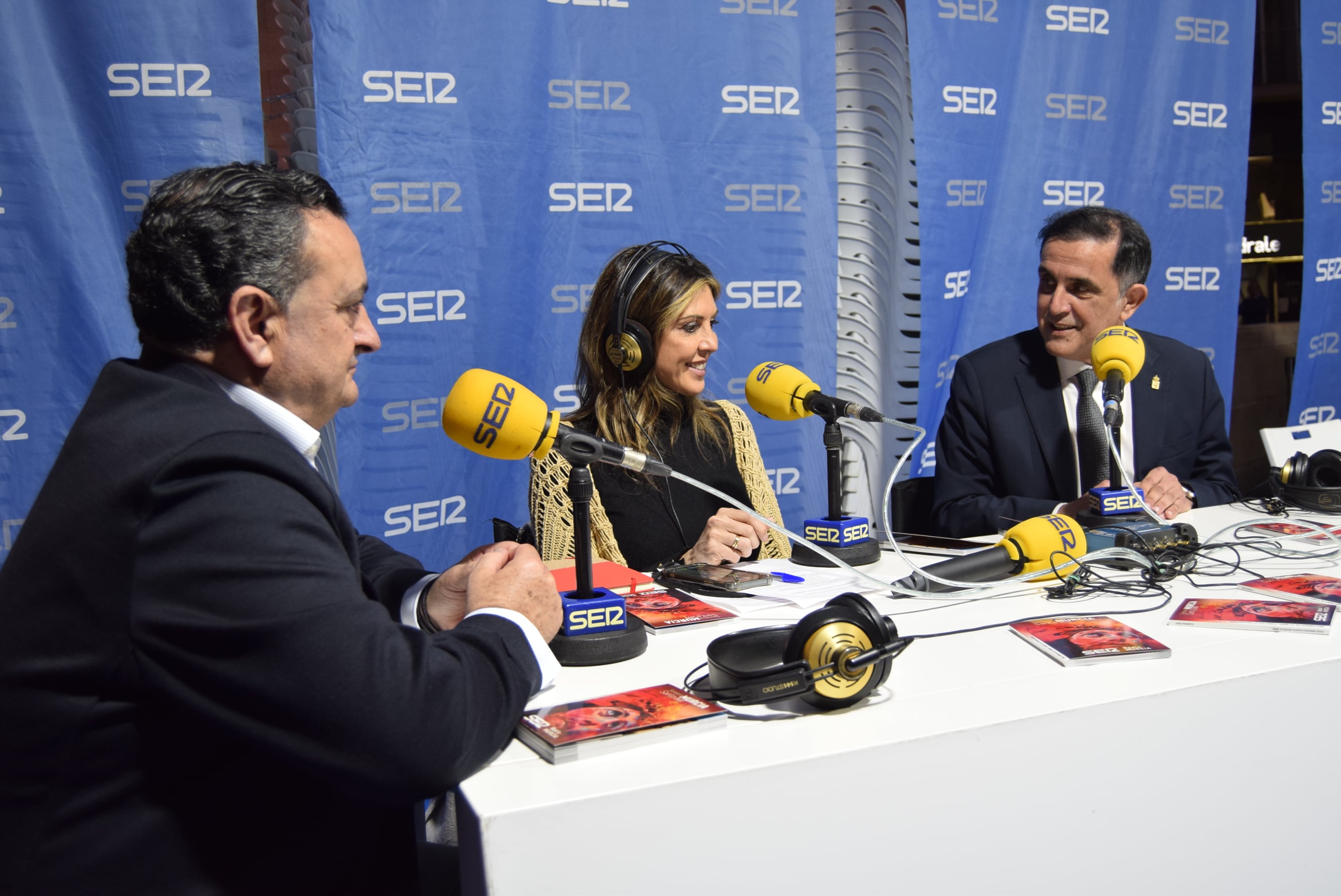 El alcalde de Murcia, José Antonio Serrano, junto a Encarna Talavera y el director de la Cadena SER en la Región de Murcia, Domingo Camacho