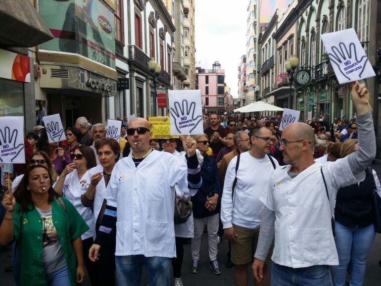 Manifestantes en las calles canarias