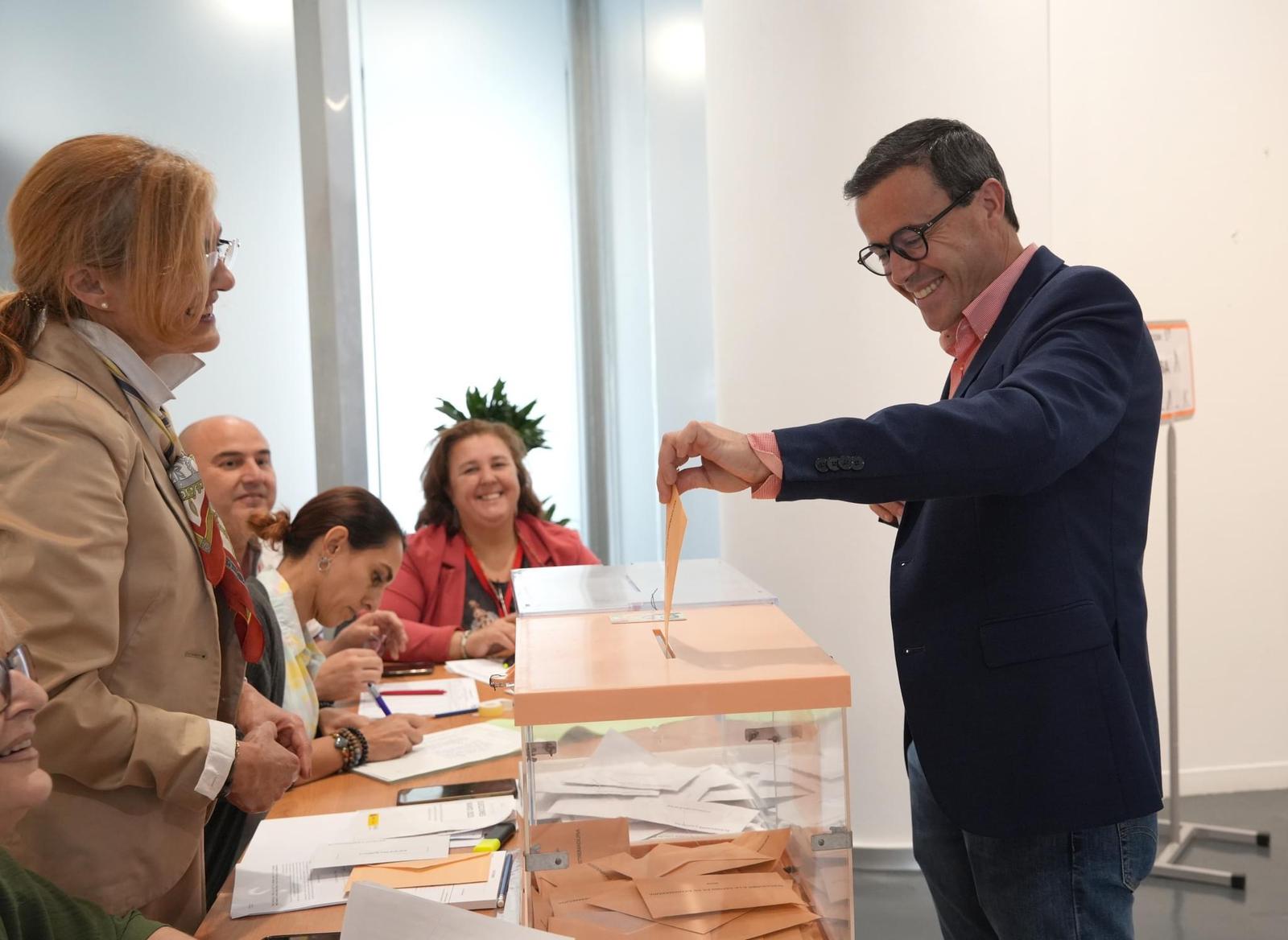 Miguel Ángel Gallardo votando en las elecciones municipales de mayo de 2023