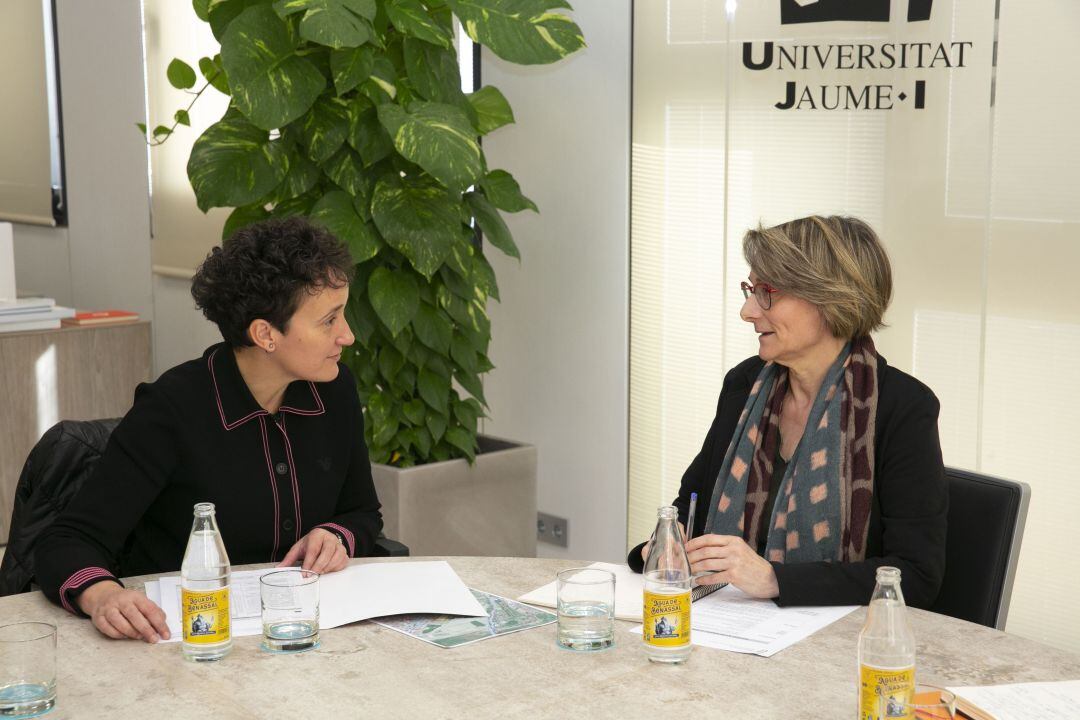La alcaldesa de Onda, Carmina Ballester y la rectora de la UJI, Eva Alcón.