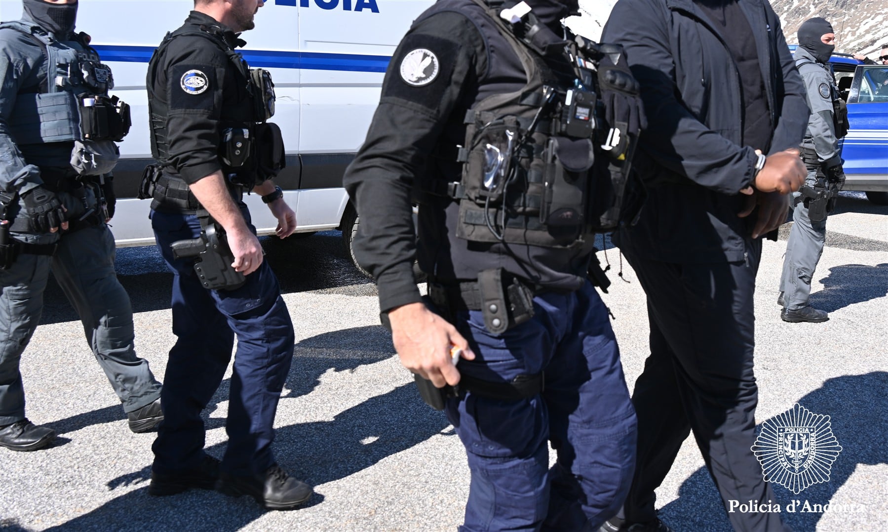 Extradició dels dos fugitius a França per part de la Policia.