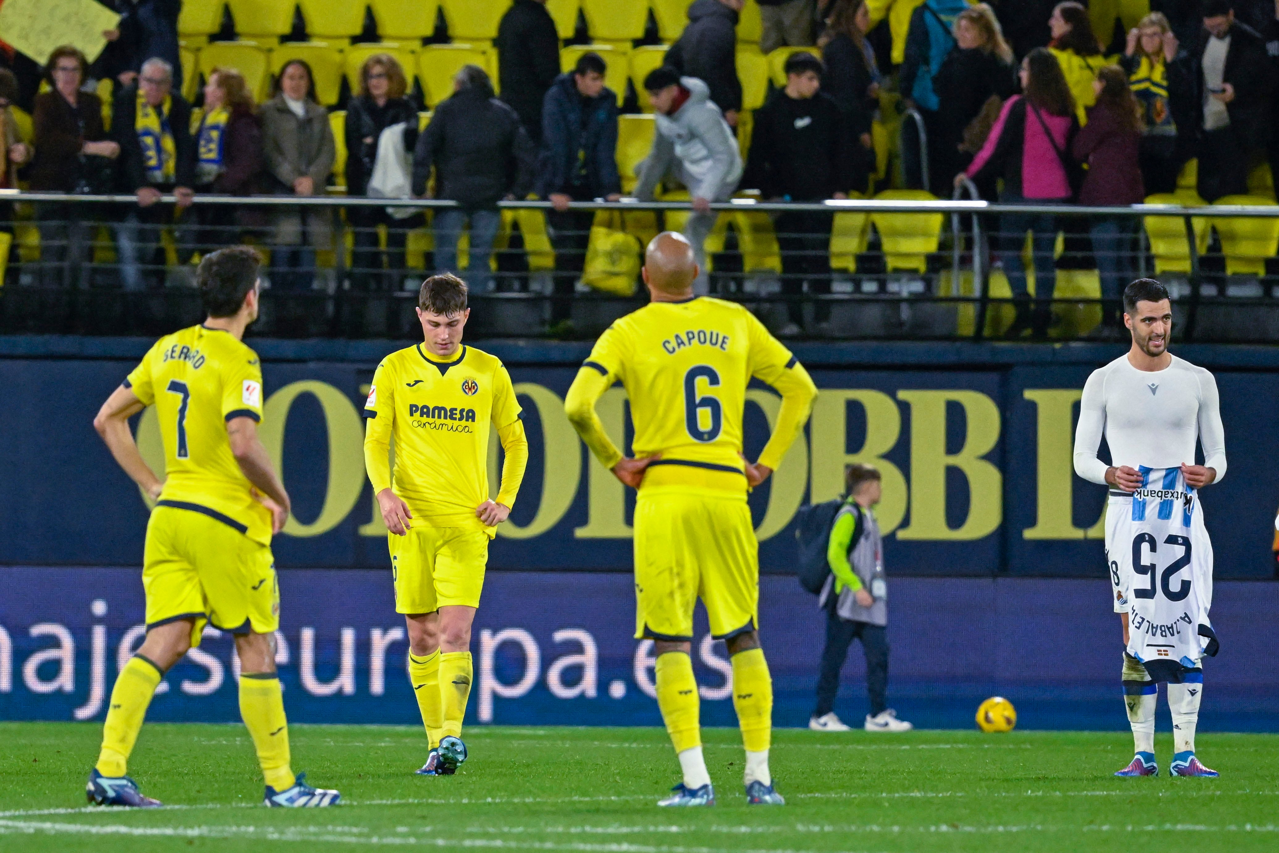 VILLARREAL (CASTELLÓN), 09/12/2023.- Los jugadores del Villarreal tras perdern ante la Real Sociedad, por 0-3, al finalizar el encuentro correspondiente a la jornada 16 de LaLiga entre Villarreal y Real Sociedad este sábado en el estadio de La Cerámica, en Vila-real. EFE / Andreu Esteban