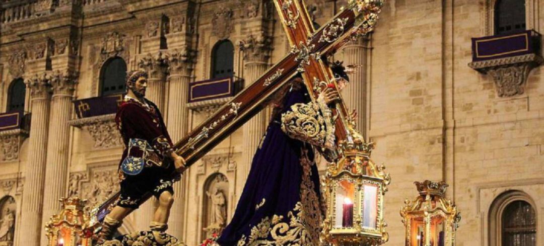Nuestro Padre Jesús pasando por delante de la Catedral de Jaén en un desfile de Semana Santa.