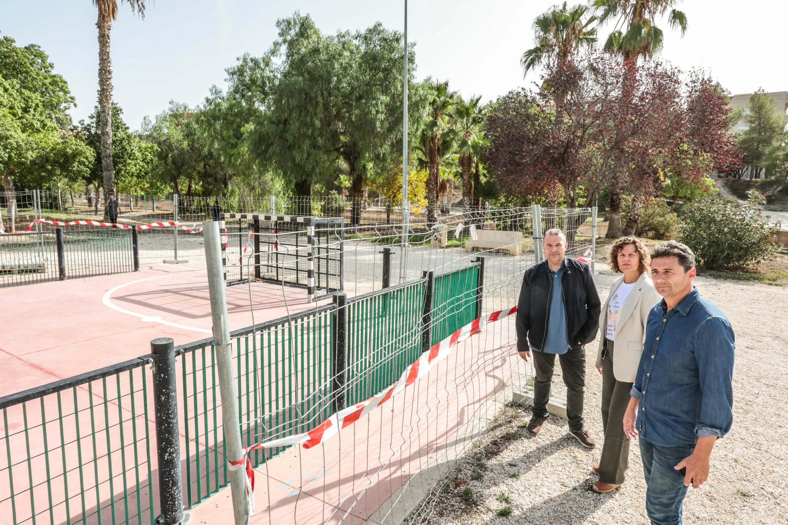 El PP de Elda también ha denunciado el abandono que sufre la pista de fútbol sala que se ubica en los Jardines del Vinalopó