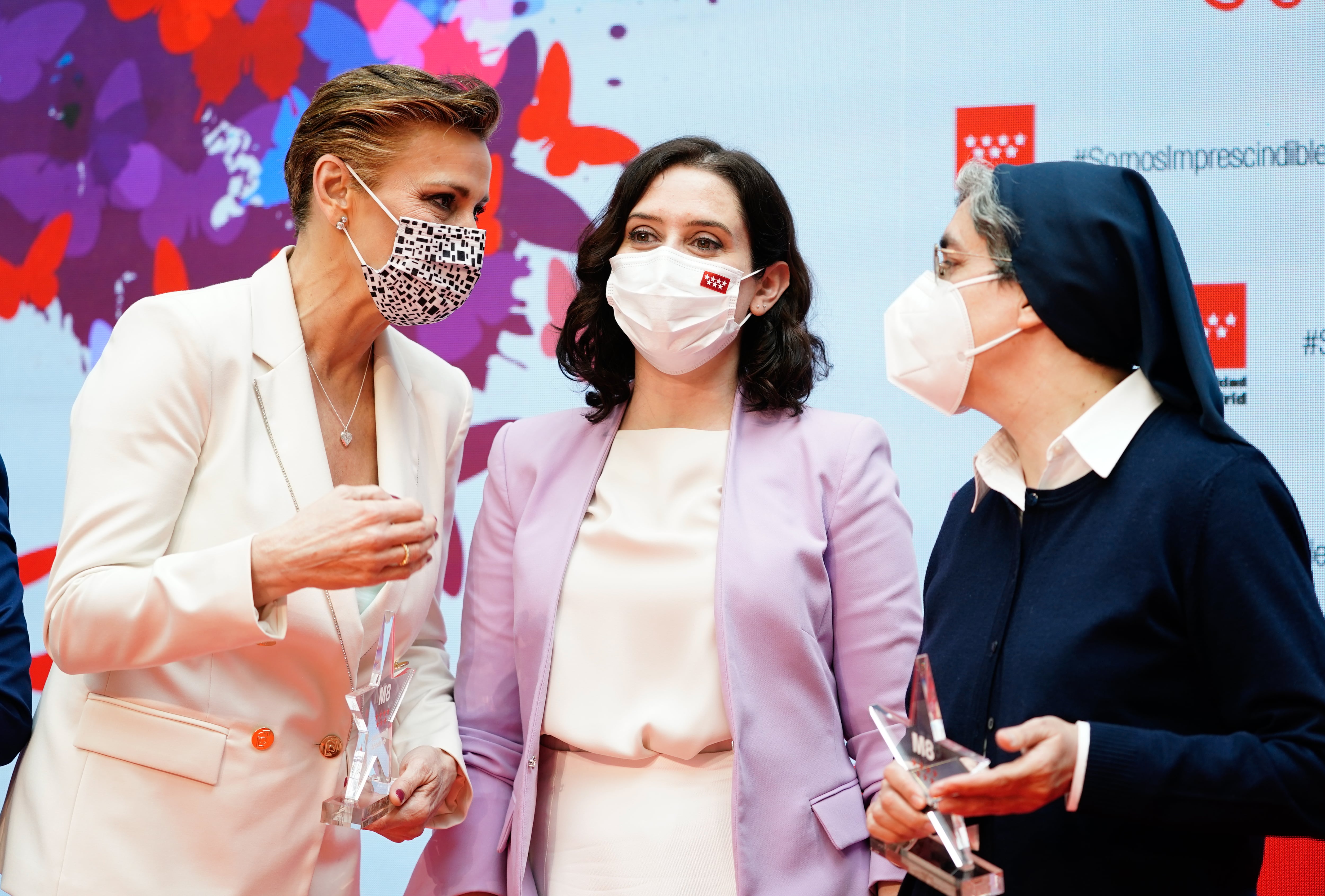 Coral Bistuer (i), Isabel Díaz Ayuso (c) y sor Eugenia (d), en representación de las Hijas de la Caridad de San Vicente de Paúl