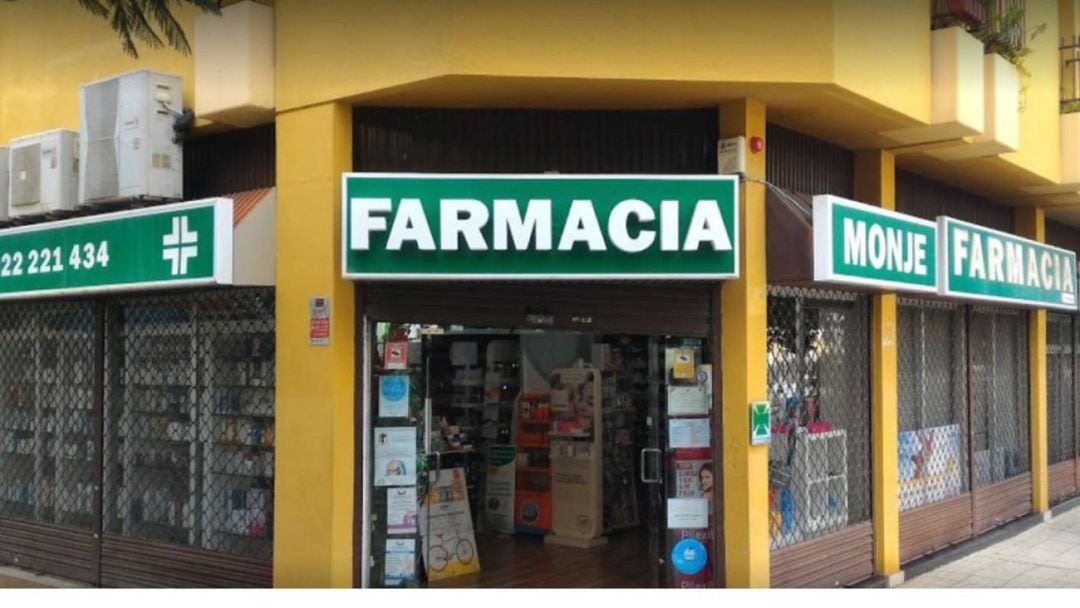 La farmacia está ubicada en la calle Garcilaso de la Vega. 