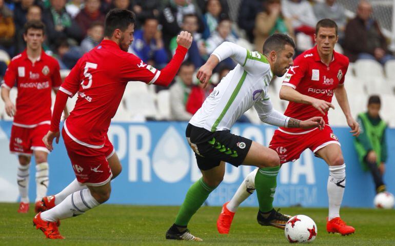 Lázaro, que tocó pocos balones, intenta superar a un contrario