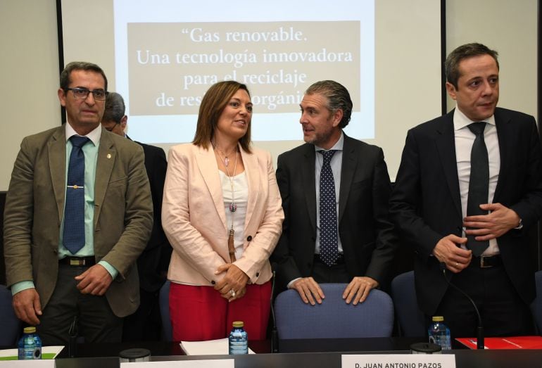 La consejera Milagros Marcos junto al presidente de la Federación Empresarial Segoviana Andrés Ortega (2D) el concejal de innovación y empleo del Ayuntamiento de Segovia José Bayón(d) y el diputado de Promoción Económica Jaime Pérez