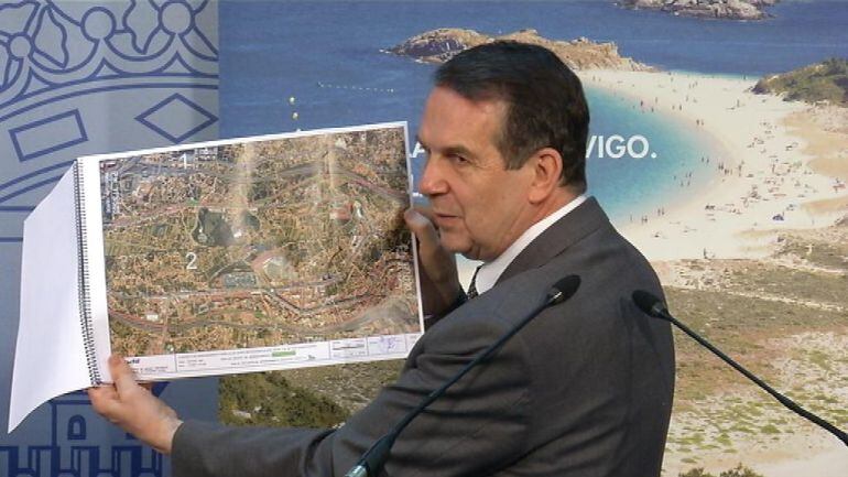 Abel Caballero presentando el proyecto de senda verde de Teis.